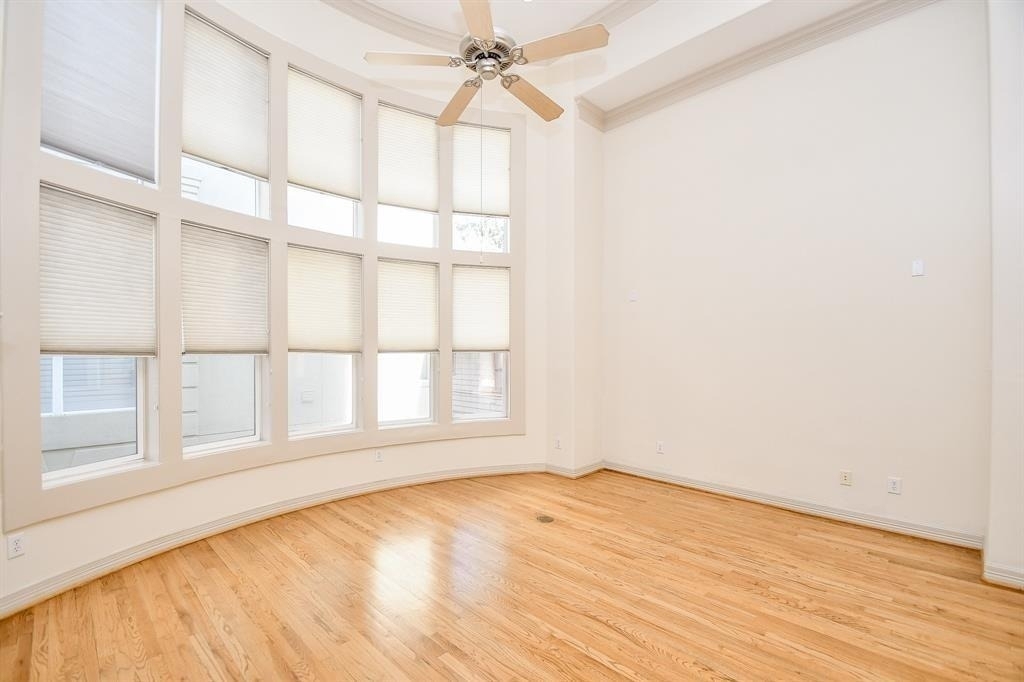 1515 Hyde Park Boulevard - Photo 10