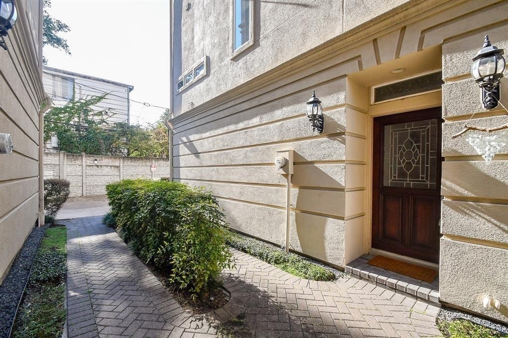 1515 Hyde Park Boulevard - Photo 30