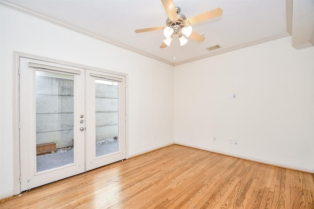1515 Hyde Park Boulevard - Photo 4