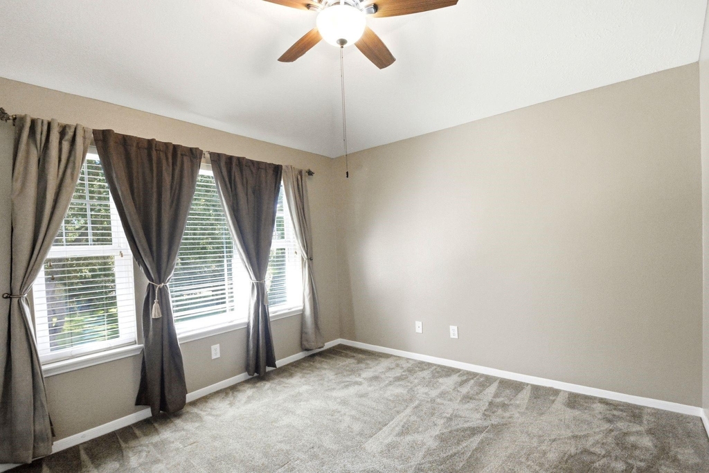 2718 Honeysuckle Walk - Photo 31