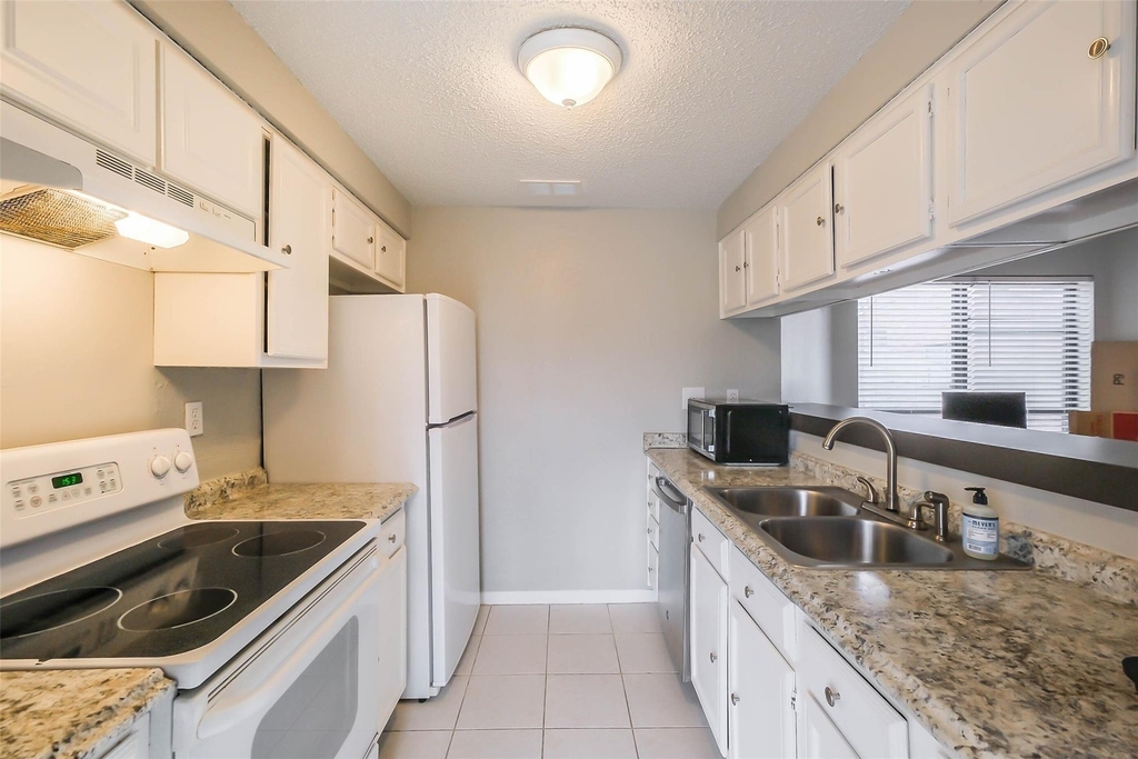 10122 Waterstone Drive - Photo 7