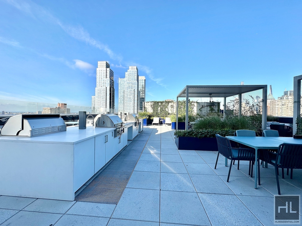 West 38th Street - Photo 4