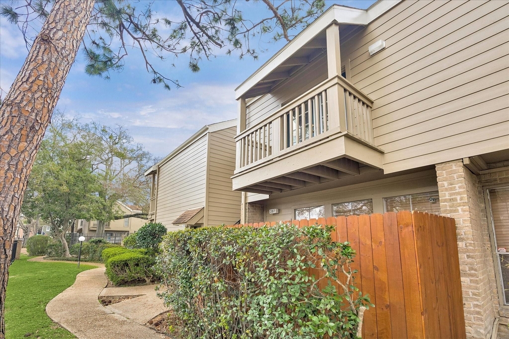 2100 Tanglewilde Street - Photo 12