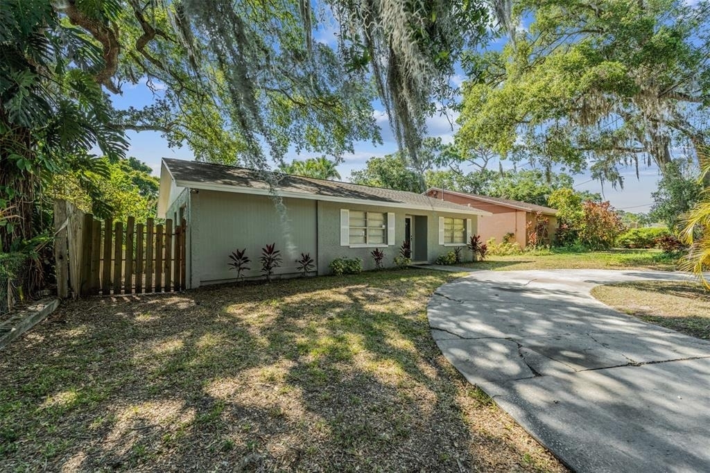 9616 N Oklawaha Avenue - Photo 1