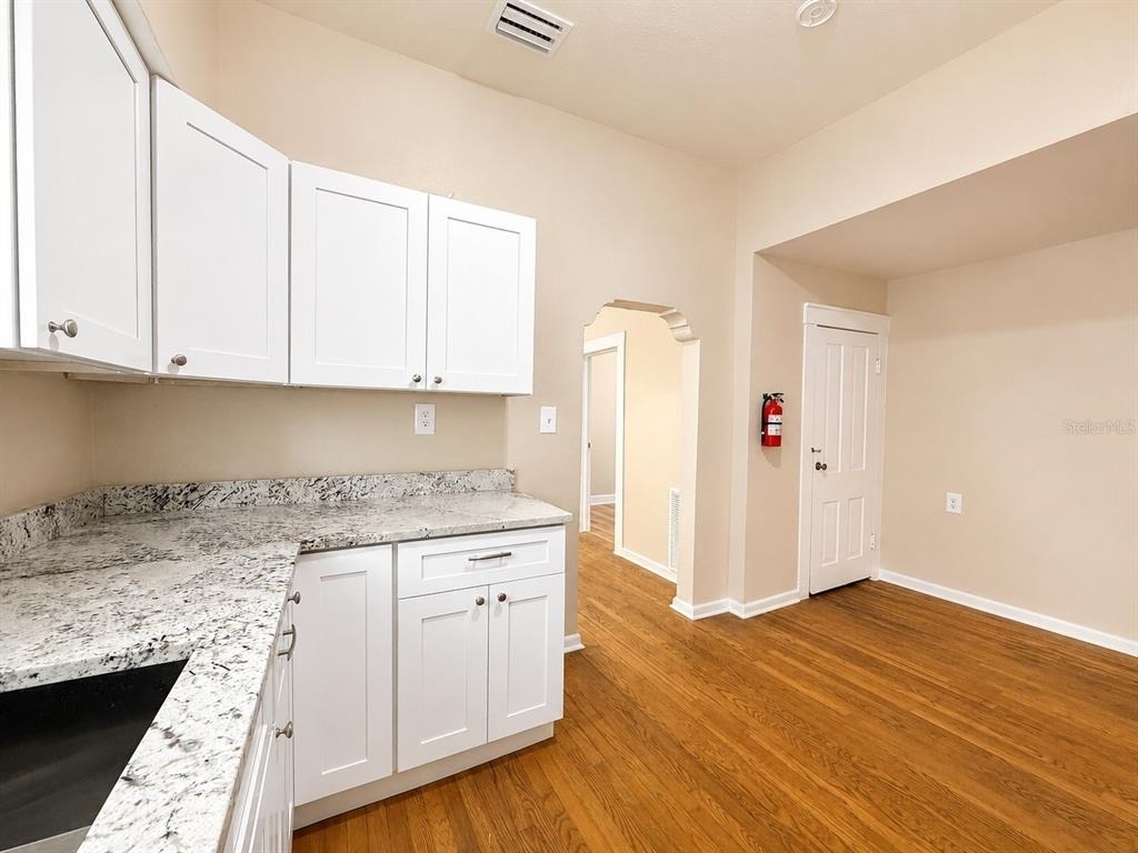 2124 W Chestnut Street - Photo 13