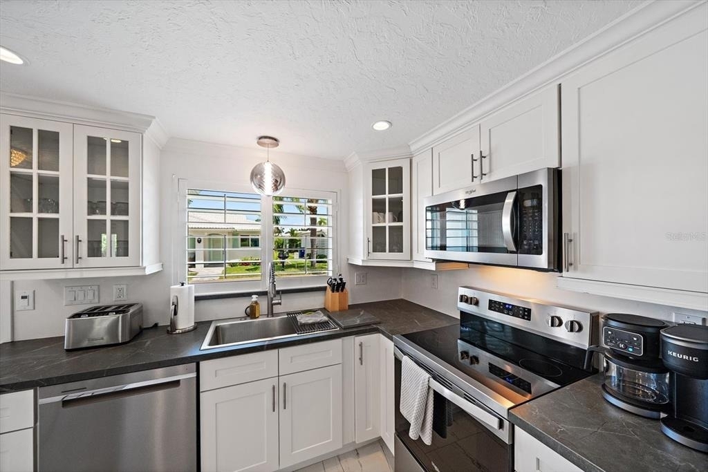 706 Spanish Drive S - Photo 3