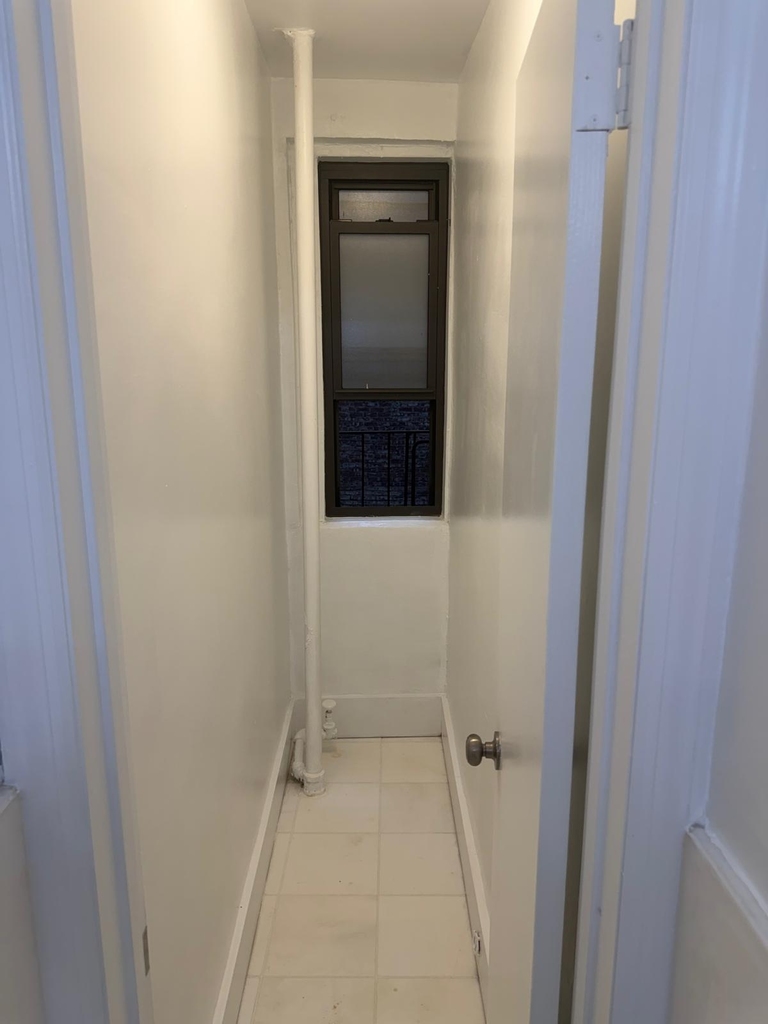East 51st Street - Photo 6