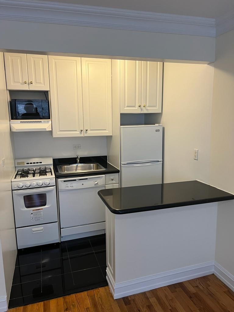E 87th Street / York Avenue - Photo 0