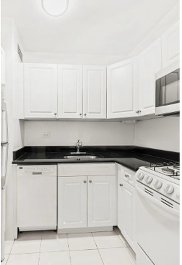 333 East 46th Street - Photo 4