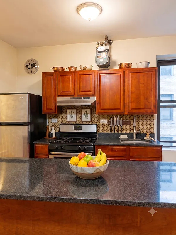 712 West - Photo 6
