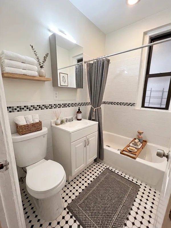 712 West - Photo 2