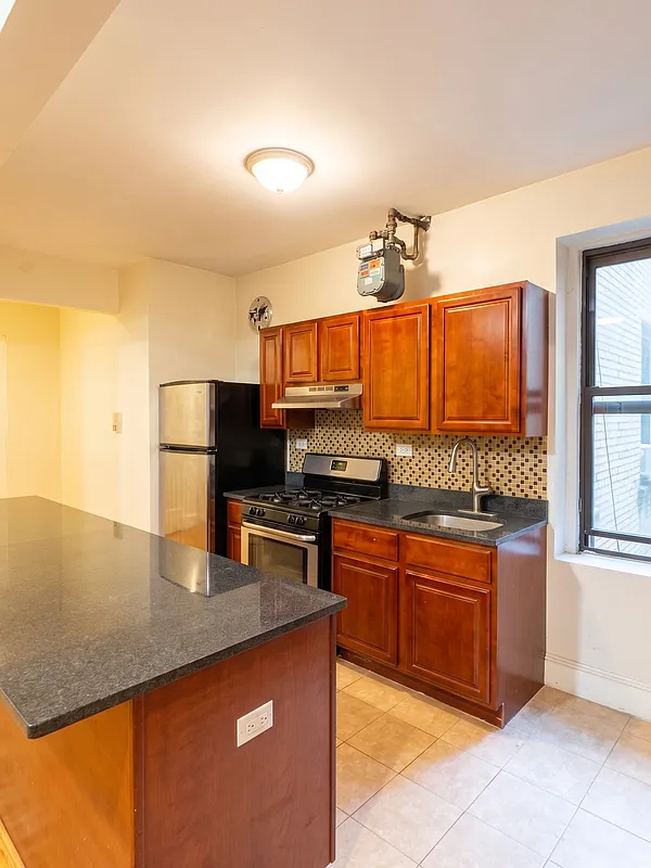 712 West - Photo 7