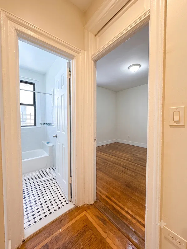 712 West - Photo 1