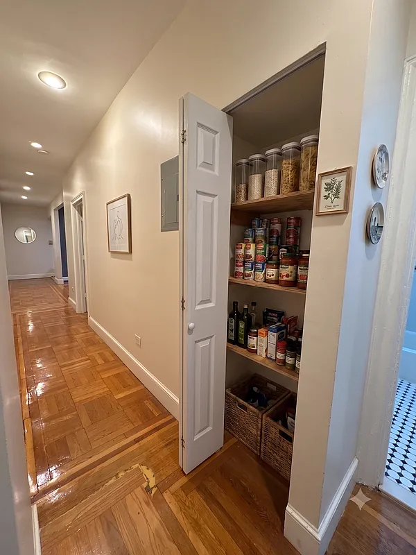 712 West - Photo 12