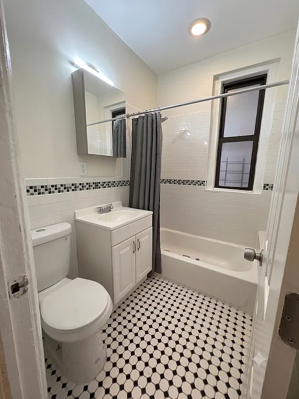 712 West - Photo 3