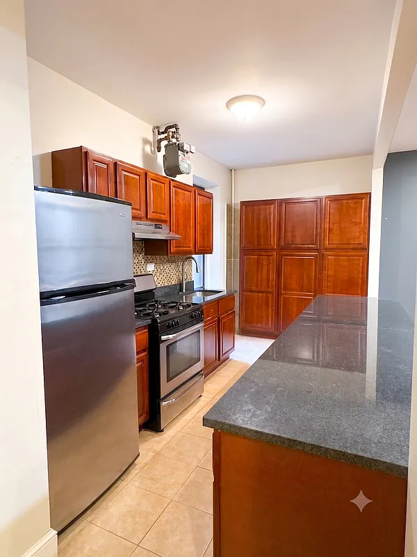 712 West - Photo 5