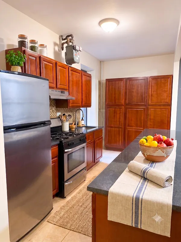 712 West - Photo 4