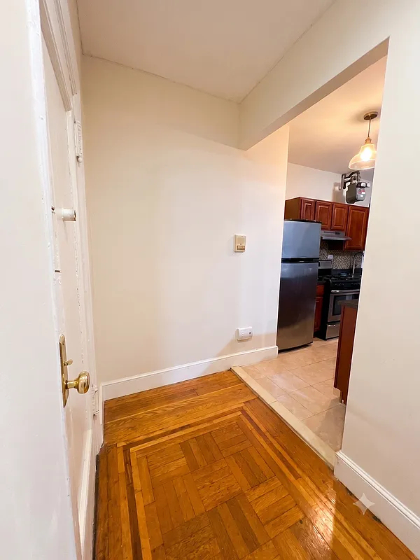 712 West - Photo 11
