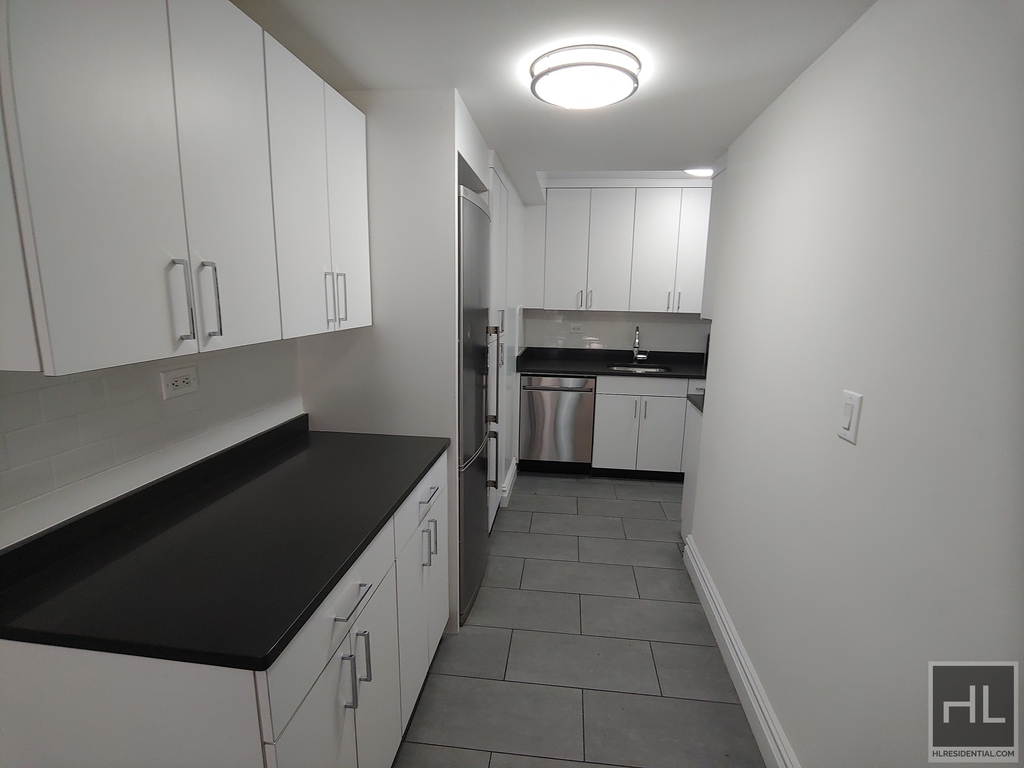 East 38 Street - Photo 5