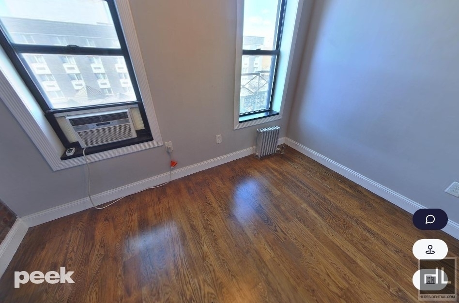 Tenth Avenue - Photo 2