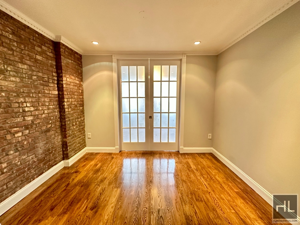Tenth Avenue - Photo 3