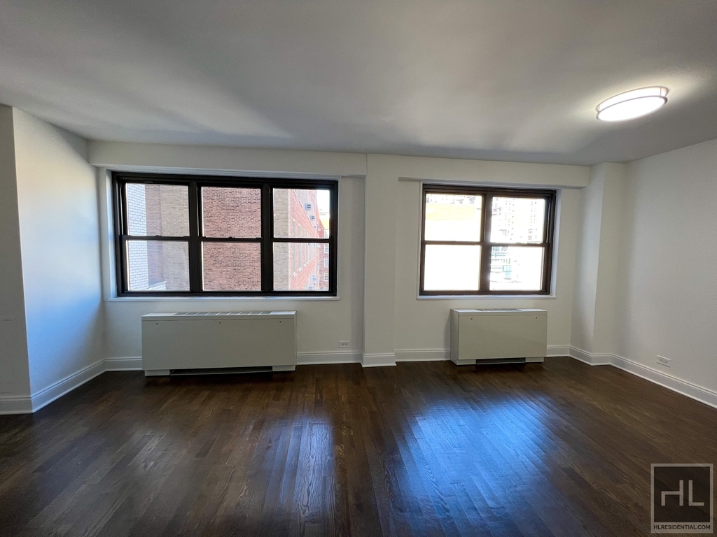 E 16 St - Photo 0