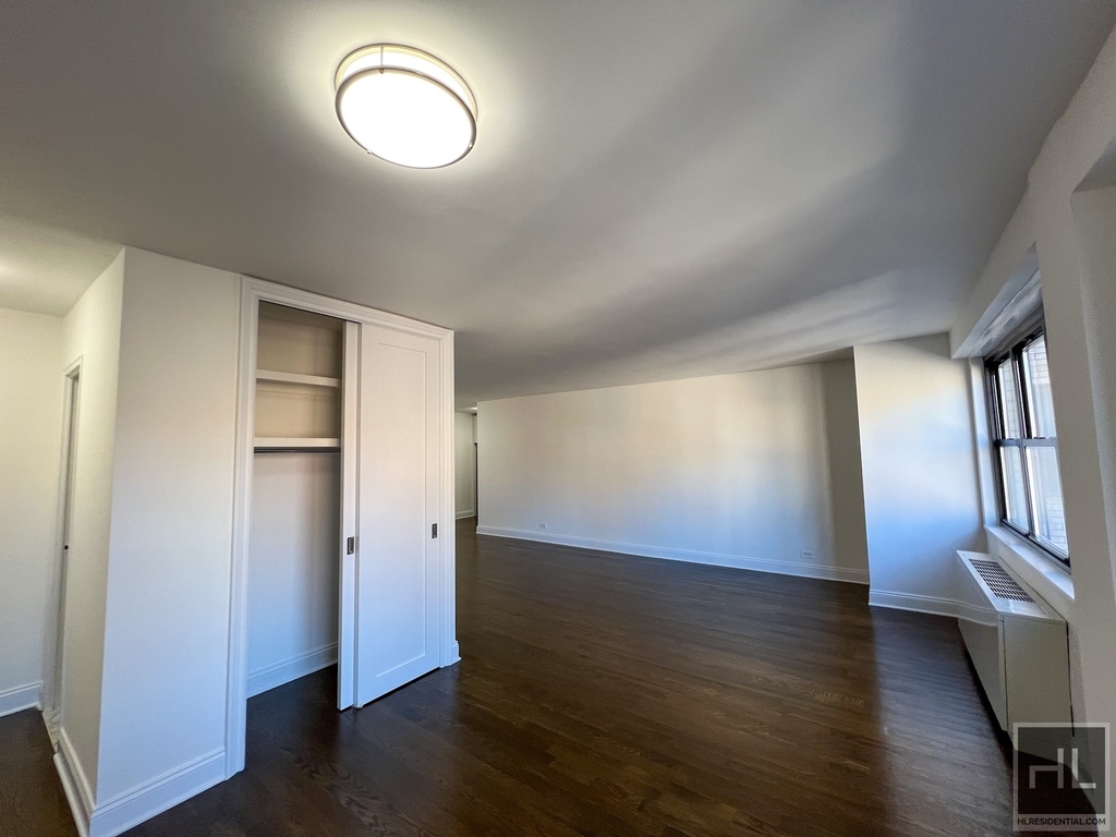 E 16 St - Photo 2