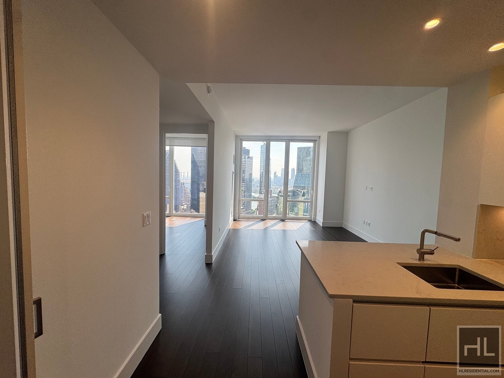 East 44th Street - Photo 4