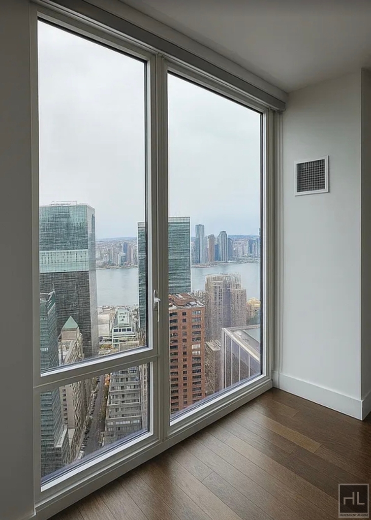 East 44th Street - Photo 5