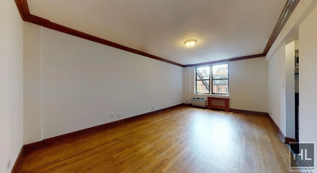 West 13 Street - Photo 2