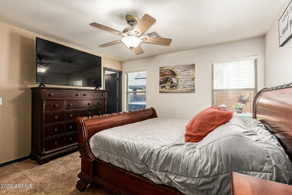 3032 W Red Fox Road - Photo 16