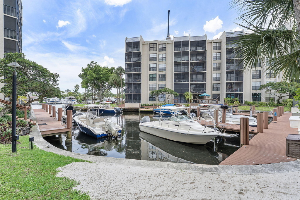 20 Royal Palm Way - Photo 0