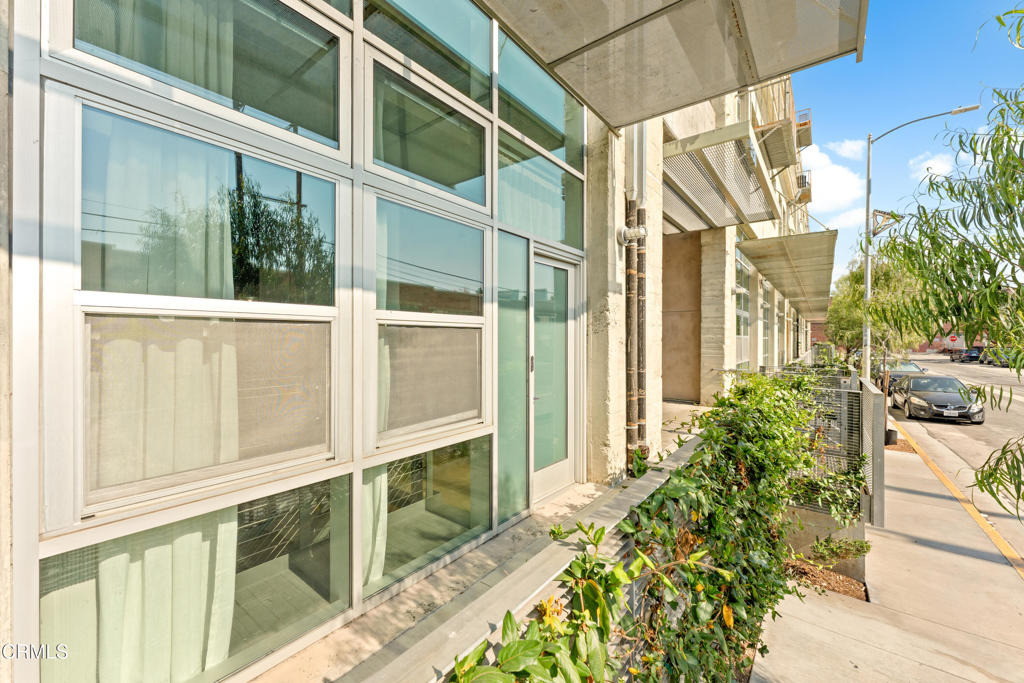 530 S Hewitt Street - Photo 2