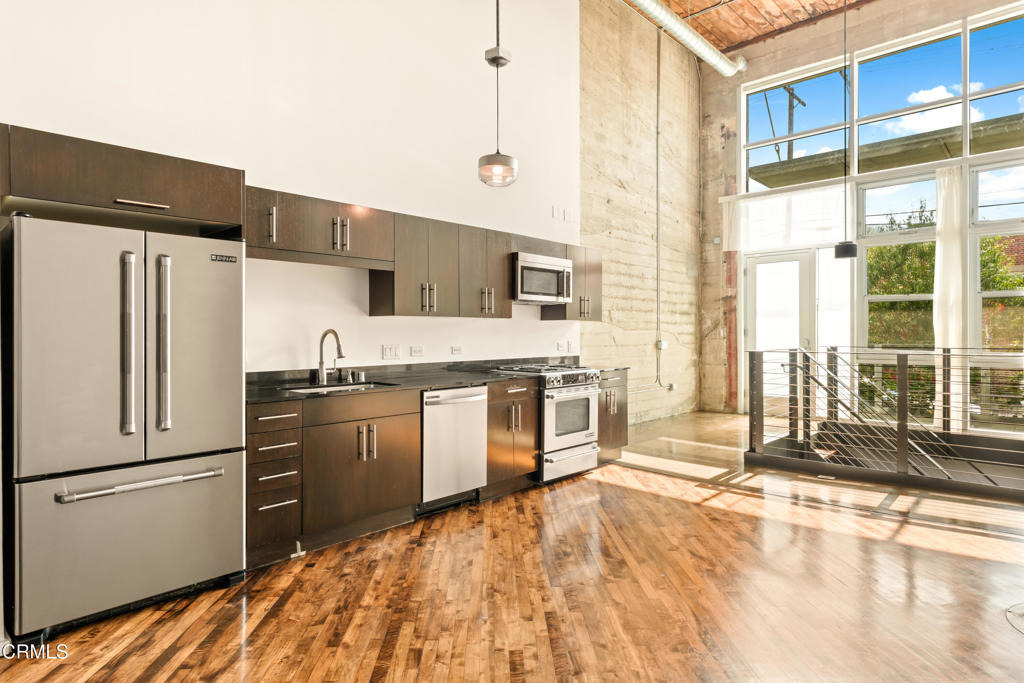 530 S Hewitt Street - Photo 5