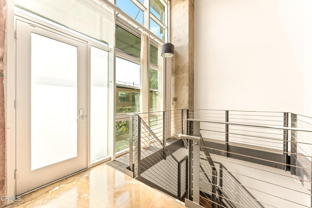 530 S Hewitt Street - Photo 3