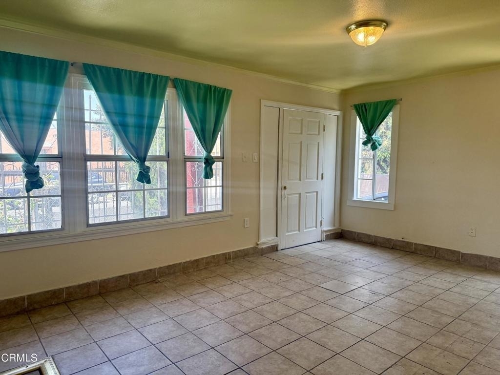1176 W 38th Street - Photo 4