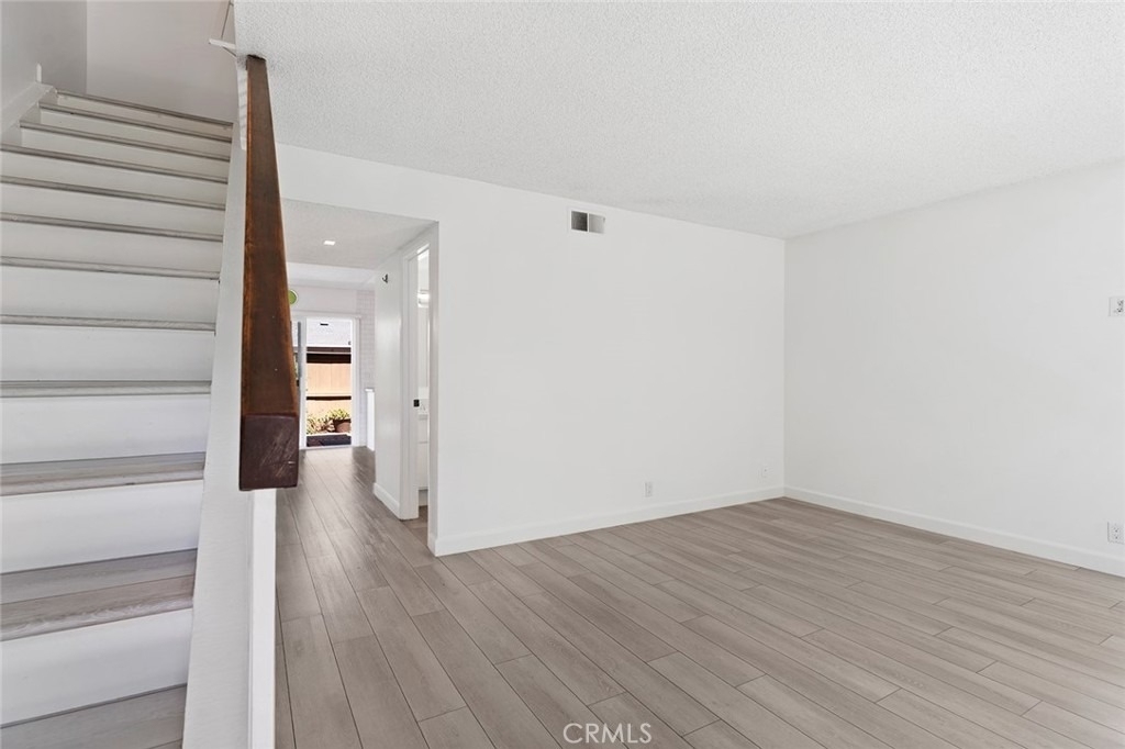 17 Hollowglen - Photo 2