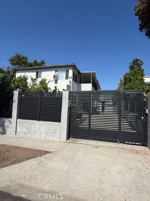 1717 N Berendo - Photo 17