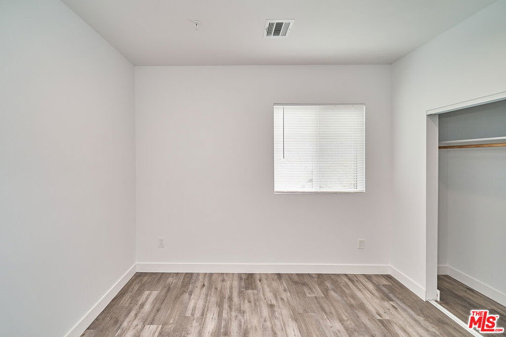 601 W 41st Place - Photo 13