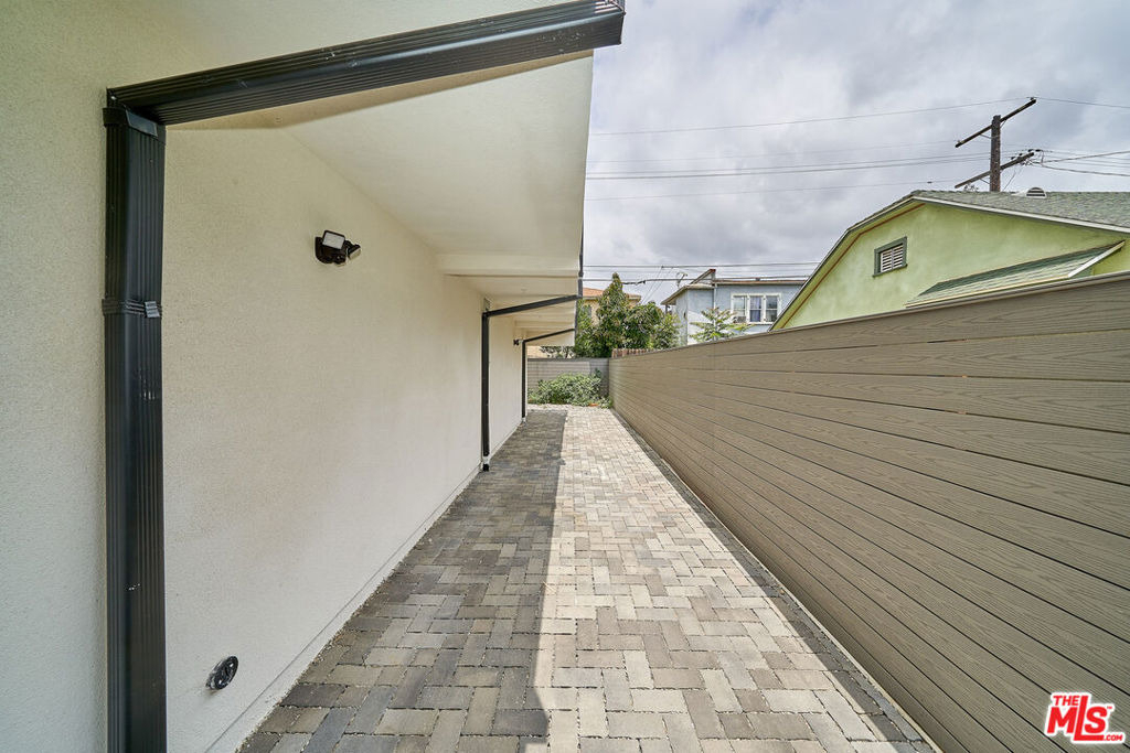 601 W 41st Place - Photo 4