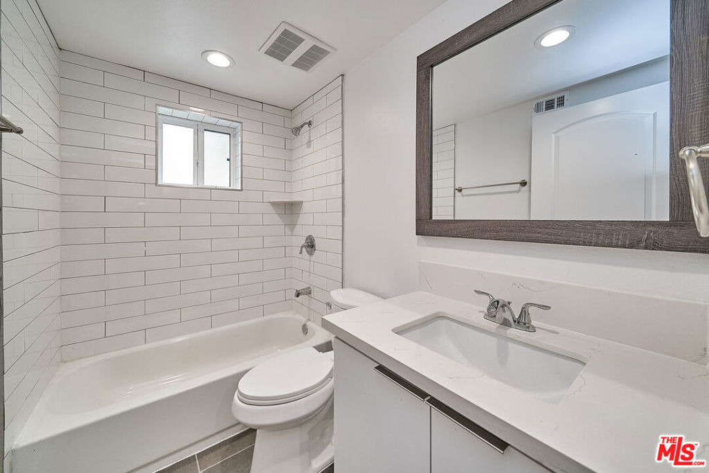 601 W 41st Place - Photo 28