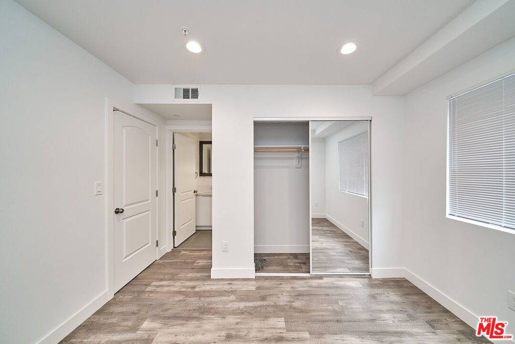 601 W 41st Place - Photo 24