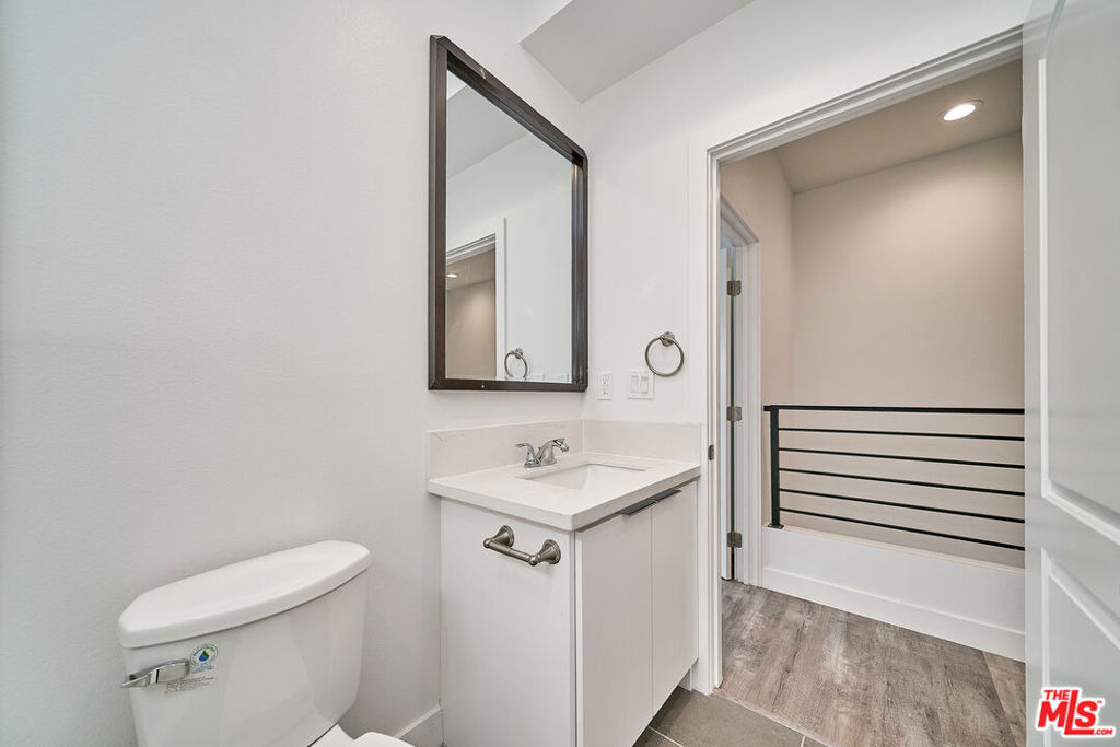 601 W 41st Place - Photo 10