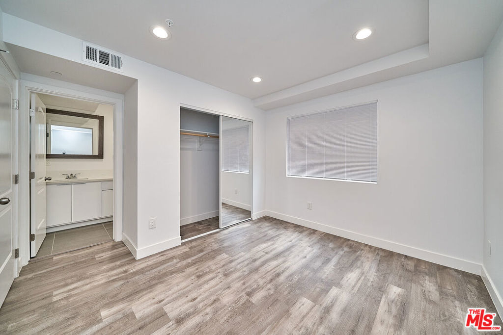 601 W 41st Place - Photo 25