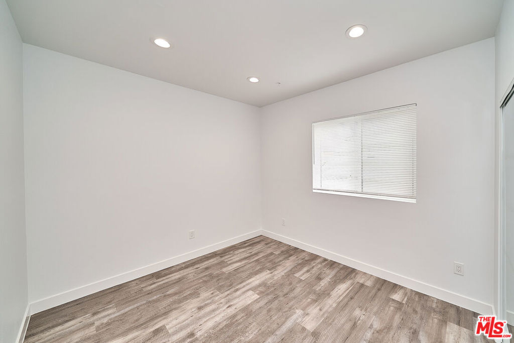 601 W 41st Place - Photo 20