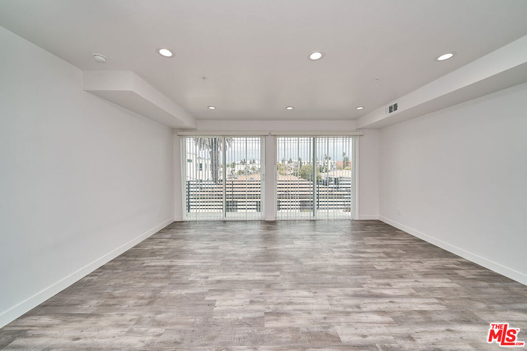 601 W 41st Place - Photo 8