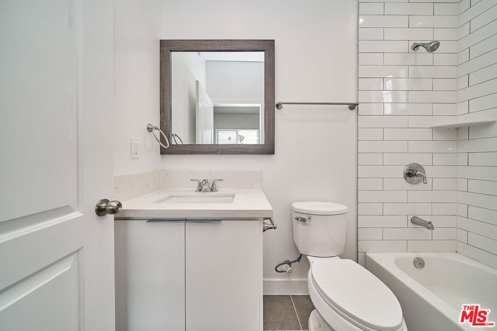 601 W 41st Place - Photo 14