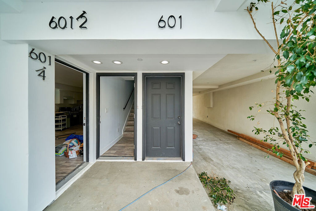 601 W 41st Place - Photo 3