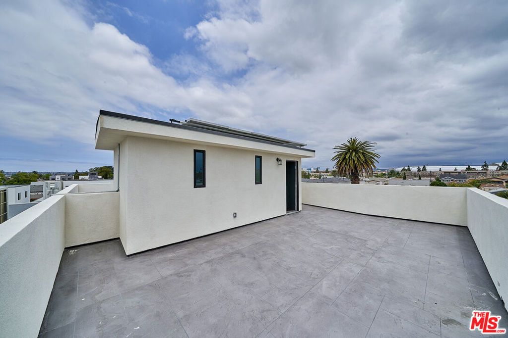 601 W 41st Place - Photo 5