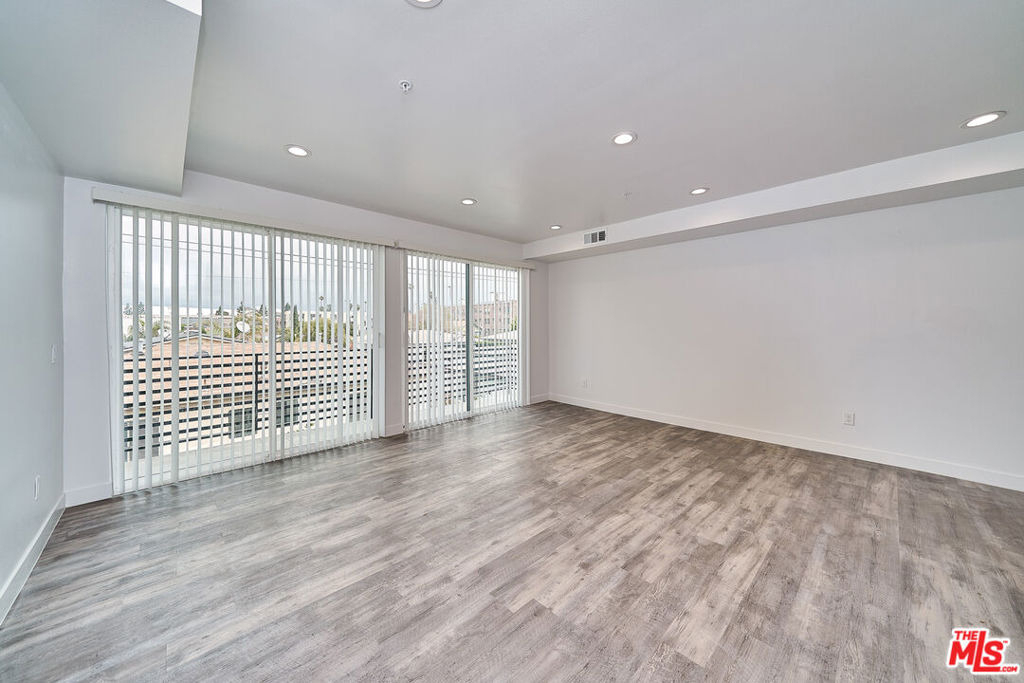 601 W 41st Place - Photo 7